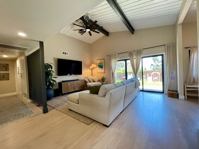 Building Photo - Gorgeous Mid century Modern home in San Carlos