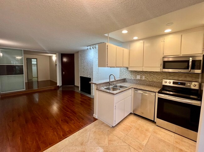 Photo - 659 S Cloverdale Ave