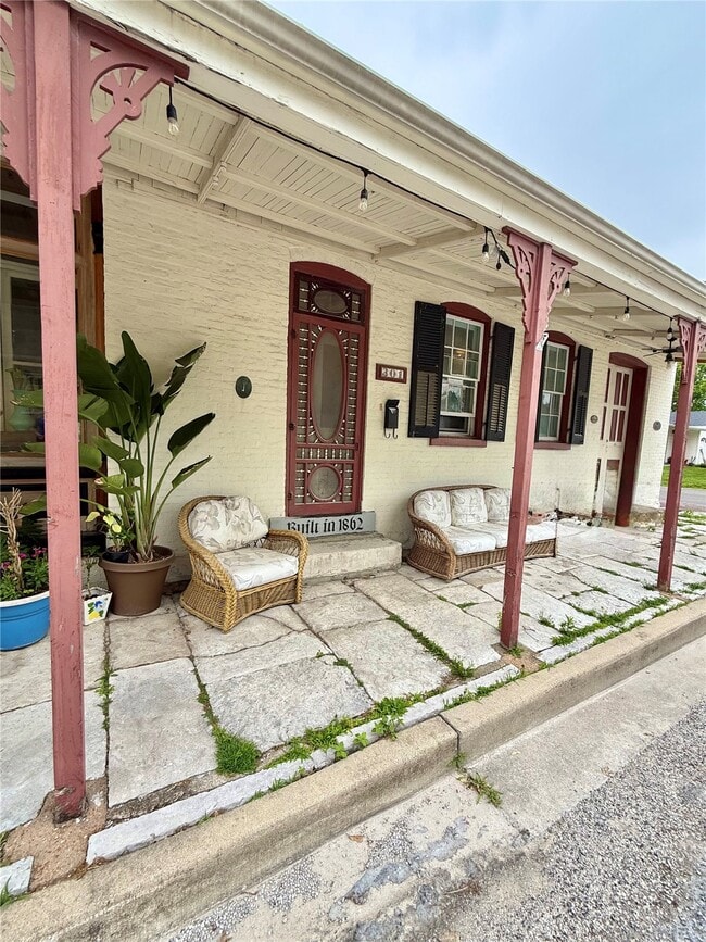 Photo - 301 W Laurel St
