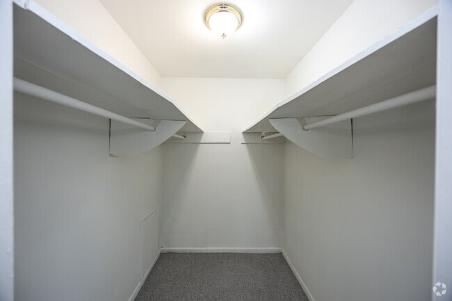 1BR, 1BA - 840SF - Closet