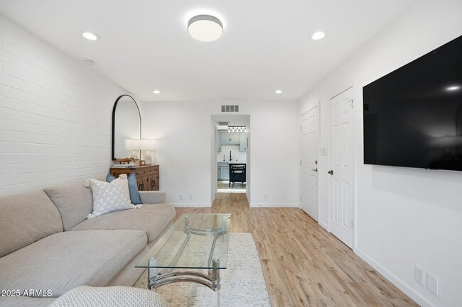 Photo - 4925 N 73rd St