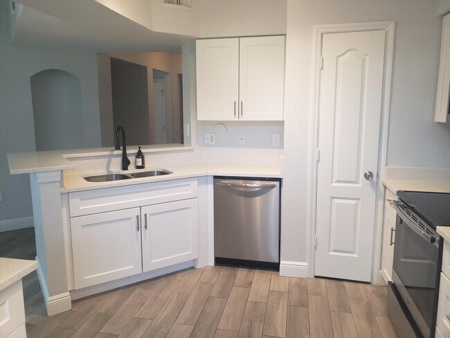 Photo - 909 Belmont Pl