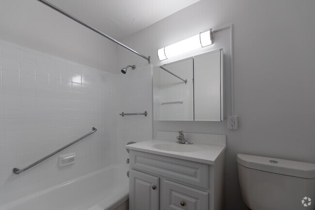 1 chambre, 1 salle de bain - Salle de bain - The Village Squire Apartments