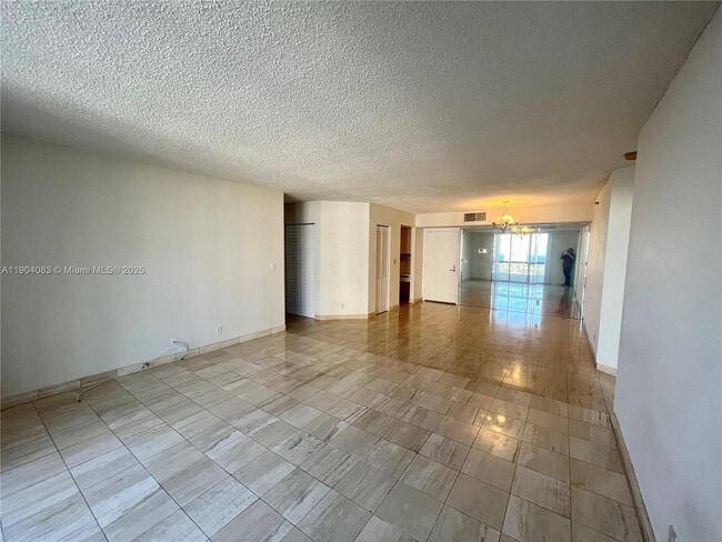 Photo - 3600 Mystic Pointe Dr Unidad 1717