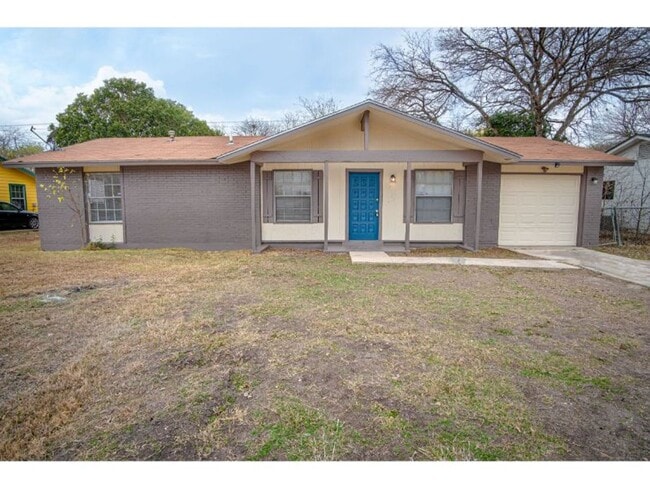 Photo - Convenient 4-Bedroom Stay Near Downtown & Attractions!