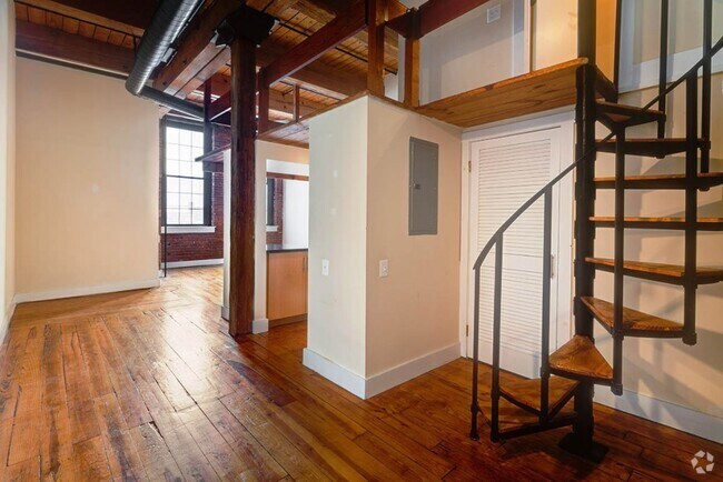 Building Photo - Spacious 1 Bedroom Loft Available 6/1 Unit 308