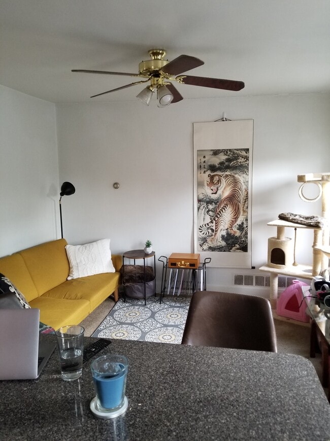 Living Room - 4007 Windsor St Unit 1