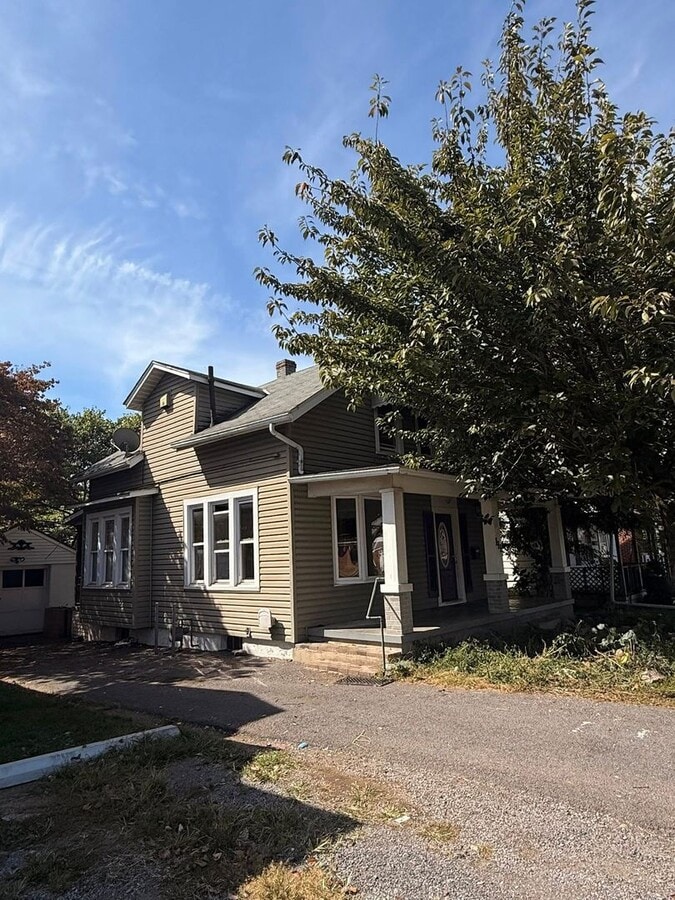 House for rent in Wilson Blvd near Planet Fittness and shopping center. - House for rent in Wilson Blvd near Planet Fittness and shopping center.