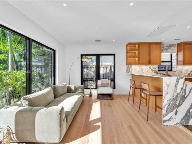 Photo - 920 W 47th Ct