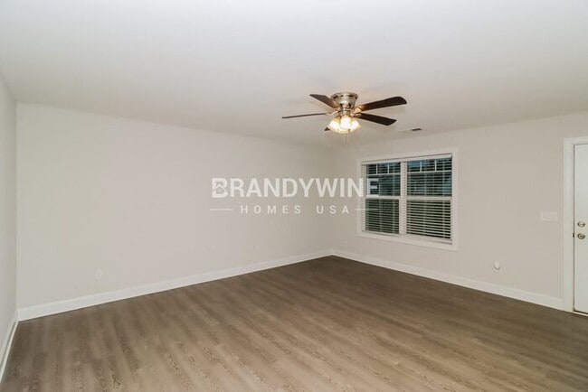 Photo - 281 Southcircle Dr NW