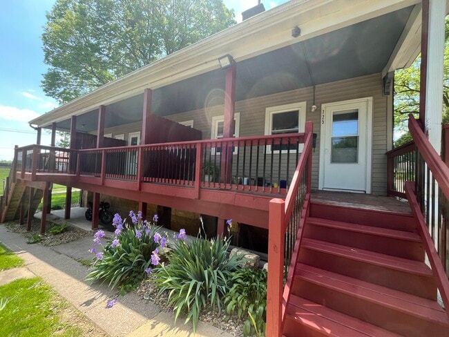 Hermosa terraza privada en un vecindario tranquilo. - 725 W 3rd St