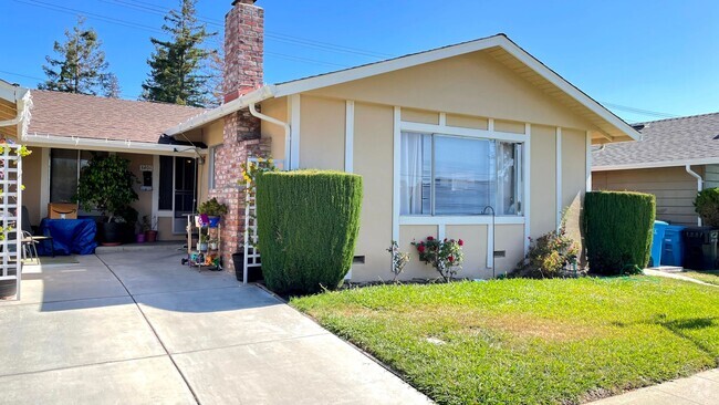 Building Photo - 3BD/2BA - Charming duplex in nice neighbor... Rental