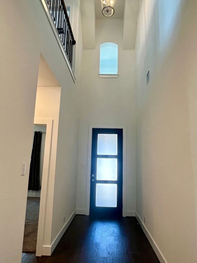 Photo - Spacious 4 Bedroom / 4 Full Bath Home w/ M...