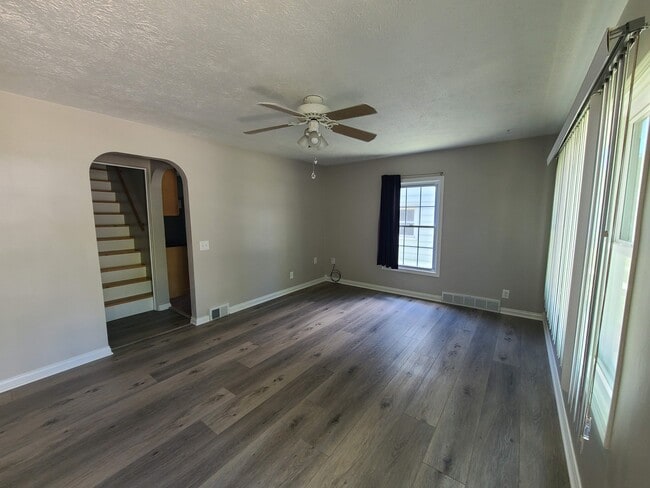 Living room - 707 E Wood St