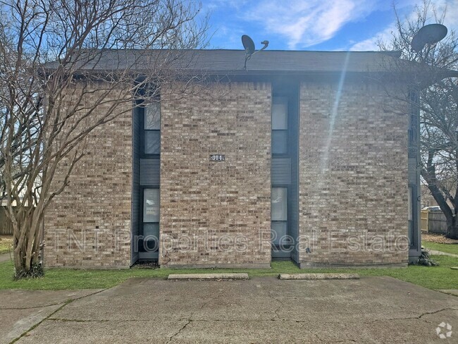 Building Photo - 304 Manuel Dr Unit B Rental