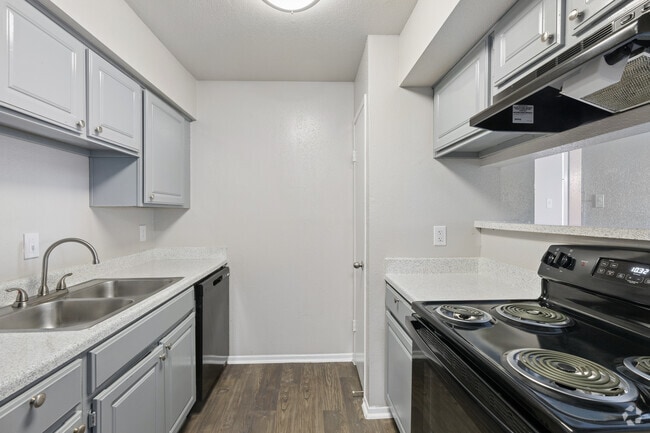 2BR, 2BA - 1,012SF - Kitchen