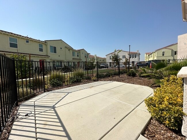 Photo - Gorgeous 3 Bedroom 2.5 Bathrooms Unit 53101