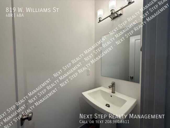 Photo - 819 W Williams St