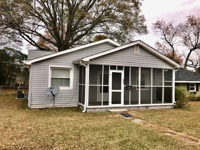 Building Photo - Great Experiences Are Just Around The Corner. Charming 2 bedroom Ranch Style Bungalow.