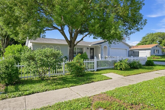 855 Westport Dr