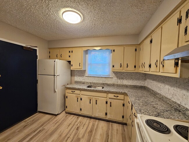Evergreen Court - Evergreen Court Apartments