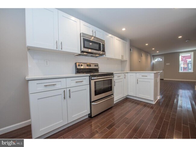 Photo - 437 Greenwich St