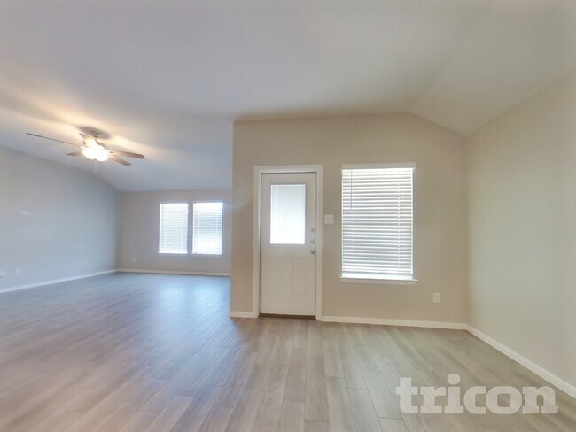 Photo - 532 Houndstooth Dr