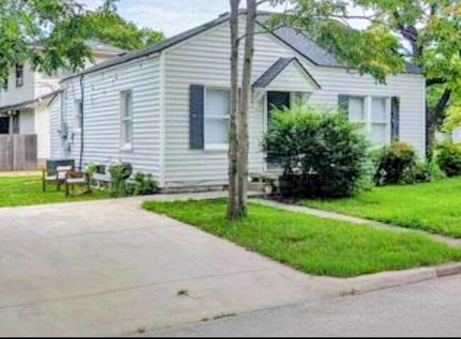 Building Photo - 1548 S Indianapolis Ave Rental
