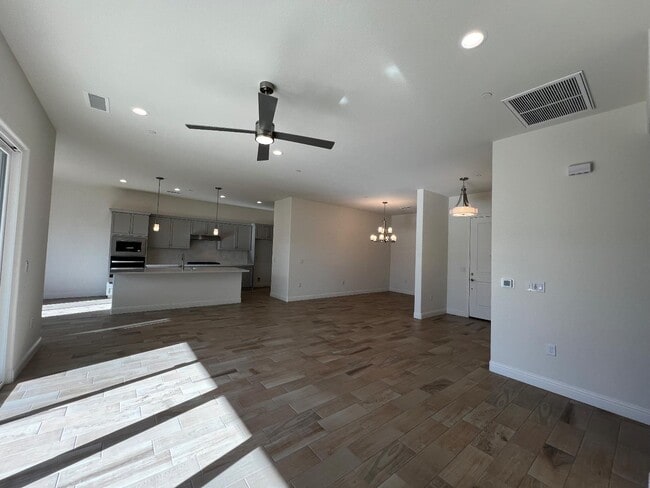 Photo - 2112 Daffodil St