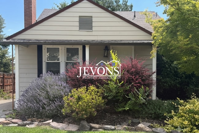 Building Photo - A charming and well-located single-family home in Yakima!