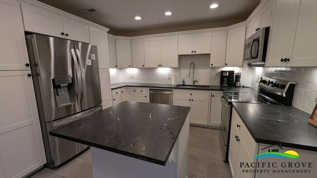 Building Photo - Bright and Roomy 2 Bedroom 2 Bathroom Home