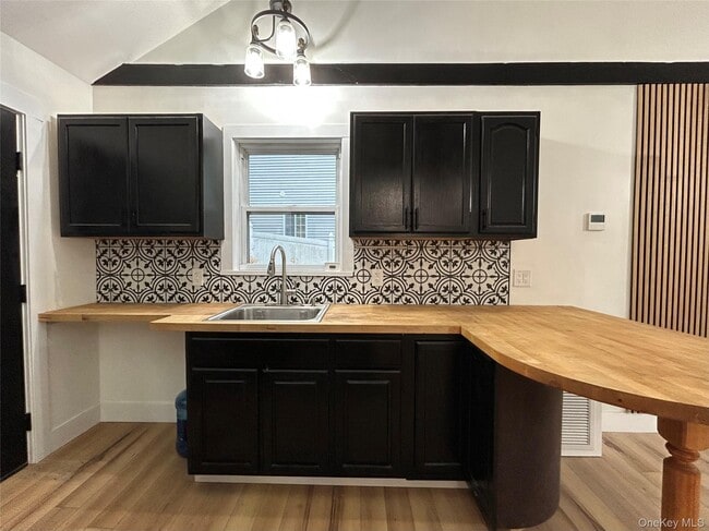 Photo - 765 Meadow Rd