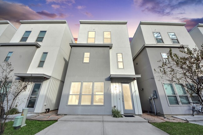 Building Photo - 18716 Centro Main St Unit B