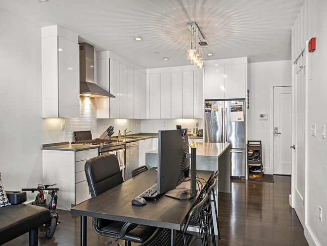 Building Photo - 2 W 6th St Unit 1 Rental