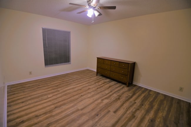 Large master bedroom suite. - 2732 SW Matheson Ave Unit C1