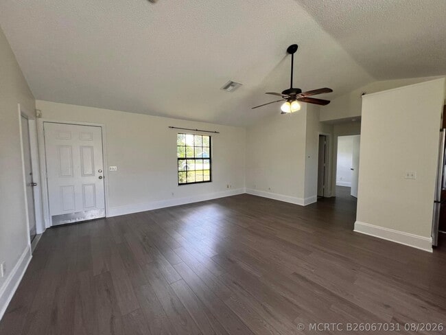Photo - 720 3rd St SW