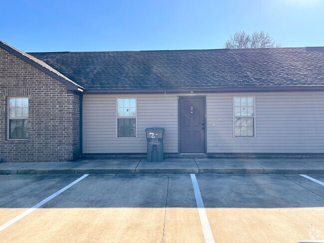 Building Photo - 2 bed / 1 bath available now! Rental