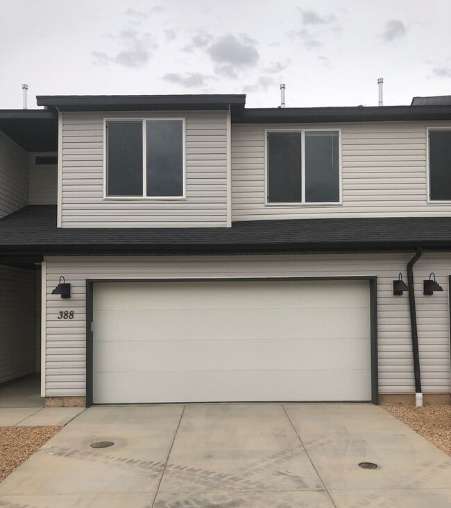 Building Photo - Comfortable and Spacious 4-Bedroom Townhome in Cedar City!