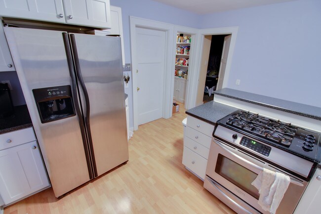 Kitchen - 1621 N Astor St Apartamentos Unidad Lower