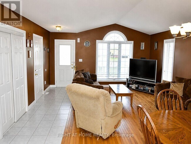 Photo - 62 Highland Rd W