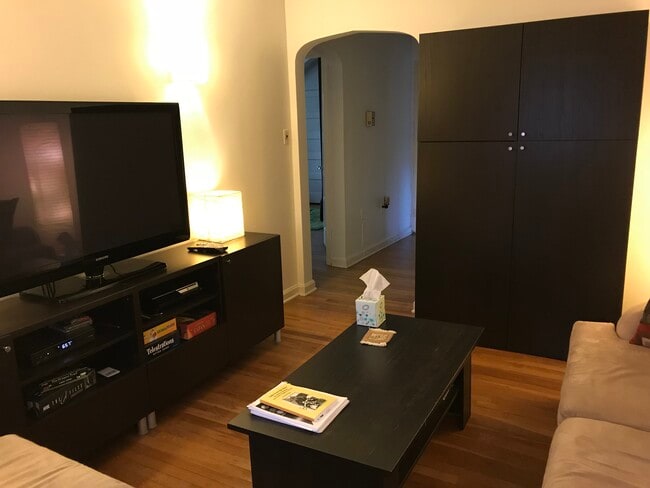 Living room - view 1 - 6330 Darlington Rd Unidad U-R