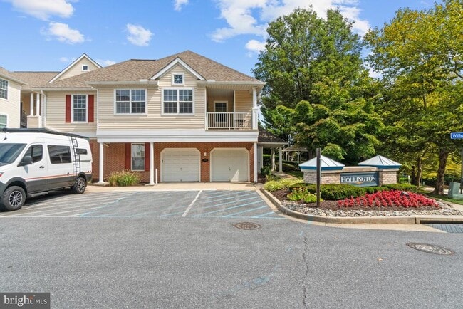 Building Photo - 5000 Willow Branch Way Unit 206