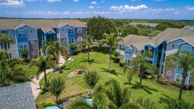 Discover an oasis where the youthful energy of Ashton Chase Apartments harmonizes with the picturesque hills and pristine lakes of Clermont. Stroll through our tropical oasis and embrace the charm of this gracious community. - Ashton Chase Apartments