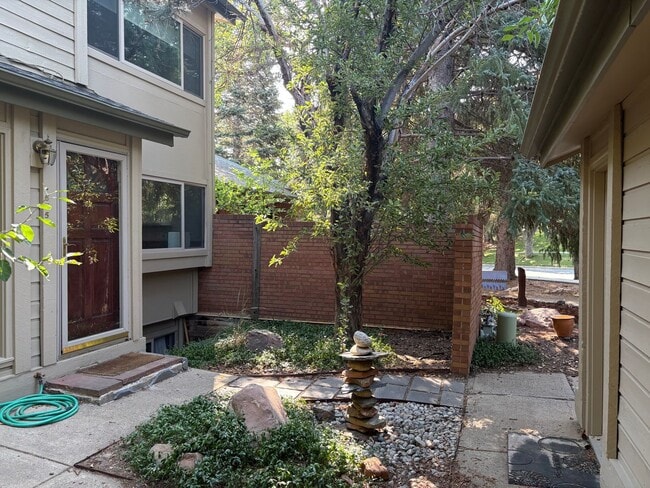 Building Photo - 4 Bed 3.5 Bath Wonderland Hill Townhouse