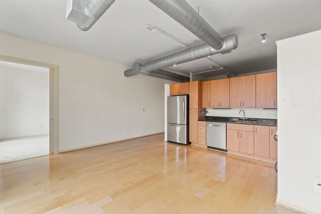 Photo - Madrigal Lofts in Mt Vernon Triangle | 2 Bed | 2 Bath | 920 Sf | Balcony | 1 Garage Parking Space Unidad 1110