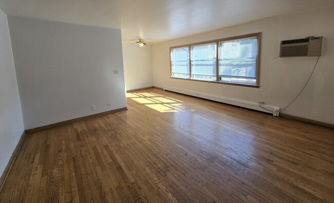 Building Photo - 4114 N Kedvale Ave Unit 1E