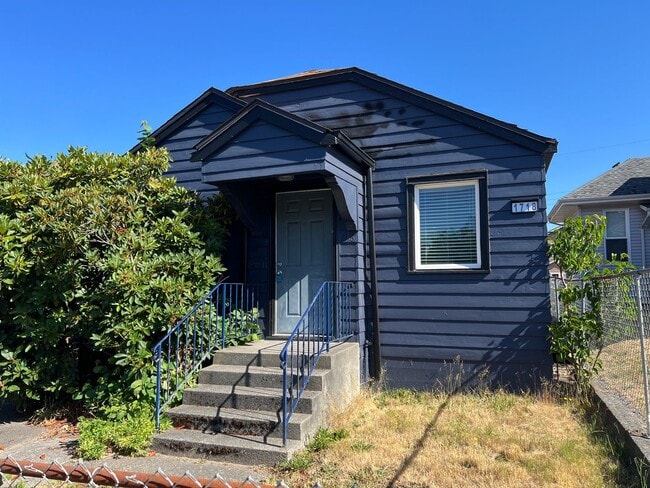 Building Photo - Three Bedroom in the Heart of Bremerton. P... Rental
