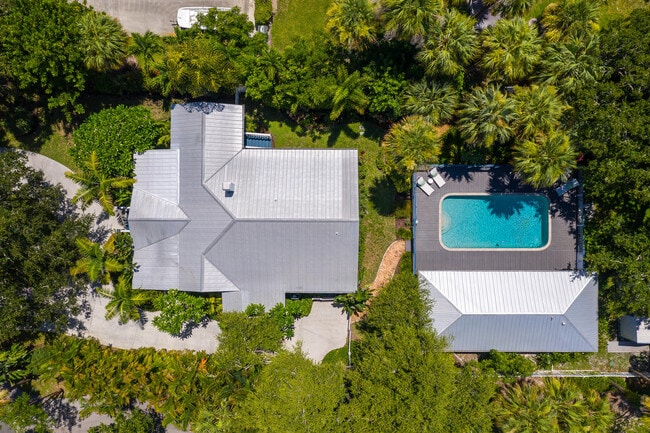 Photo - 708 SE Riverside Dr