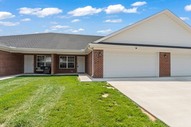 Building Photo - Lovely Updated Townhome for rent!