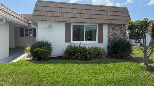 Building Photo - All inclusive 2BR/ 2B Condo in 55+ Community Unit V-69